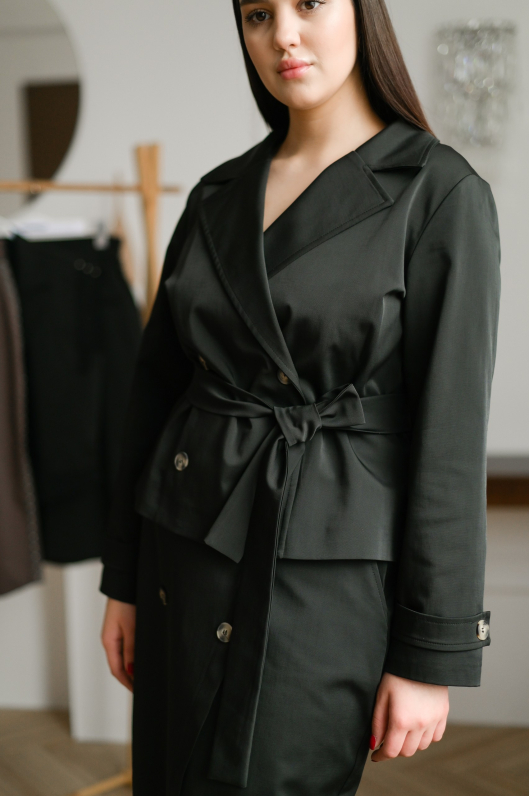 Костюм2-ка из плотного хлопка с жакетом под пояс 